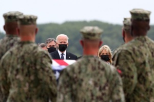 Très critiqué, Biden se recueille devant les militaires tués