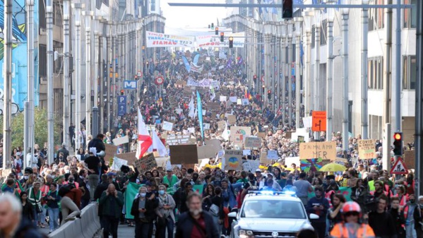 Des dizaines de milliers de manifestants à Bruxelles pour le climat