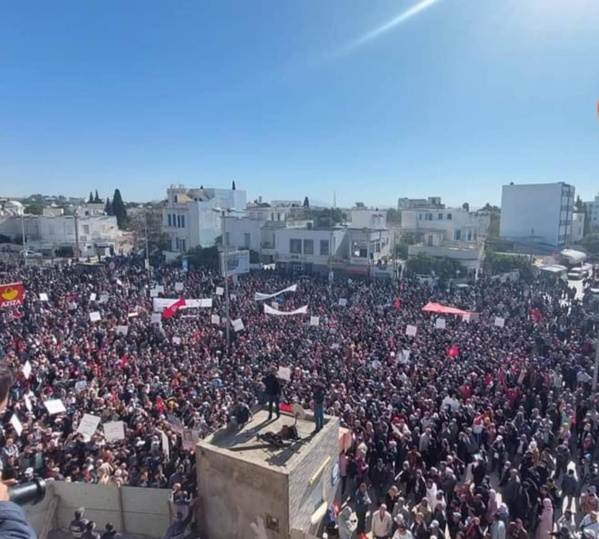 Tunisie : plusieurs milliers de manifestants contre la suspension du Parlement