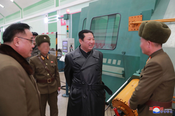 Kim Jong Un visite une usine de production des armes importantes (KCNA)