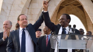 L'ancien président François Hollande lors de visite triomphale au Mali, aux côtés de Dioncounda Traoré