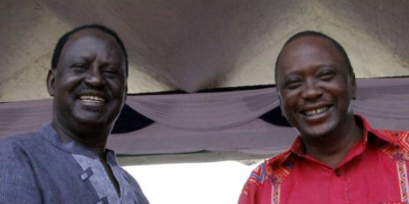 Raila Odinga (g) et Uhuru Kenyatta, le futur président sortant