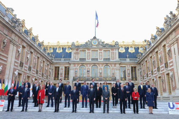 Les leaders de l'Europe des 27 en photo de famille au Château de Versailles