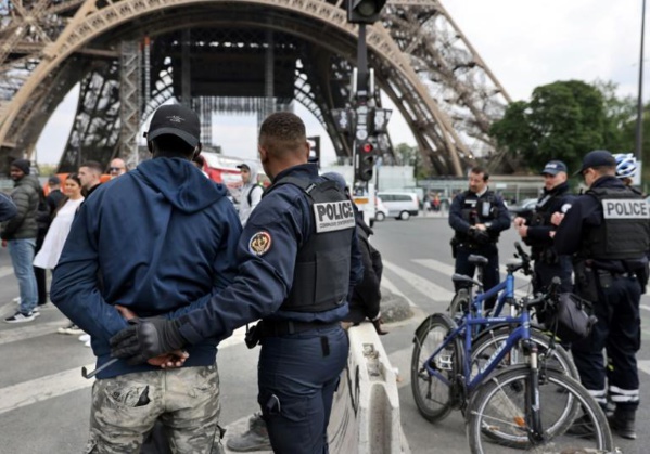 Paris: Un policier blessé par un coup de tour Eiffel miniature