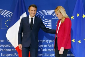 Emmanuel Macron en compagnie de la présidente du Parlement européen