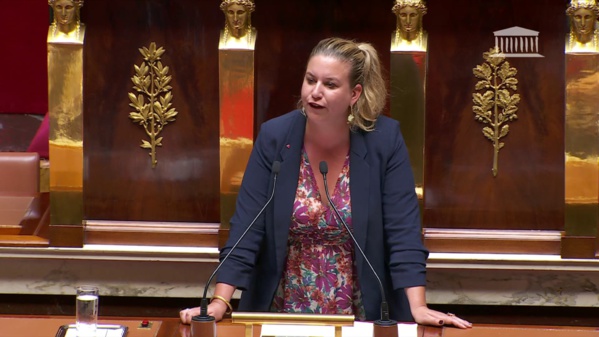 Motion de censure : Mathilde Panot fustige la Première ministre Elisabeth Borne et la qualifie "d'anomalie démocratique"