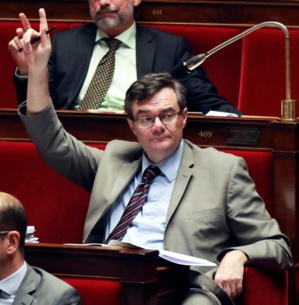 Un député LREM fait un salut nazi pour dénoncer le geste d'un "facho" à l'Assemblée nationale