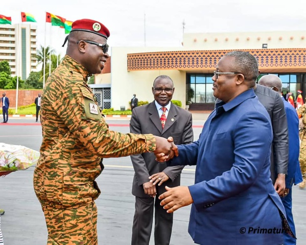 Embalo, le président en exercice de la cédéao, reçu à Ouaga par le lieutenant-colonel Damiba, chef de la junte burkinabè