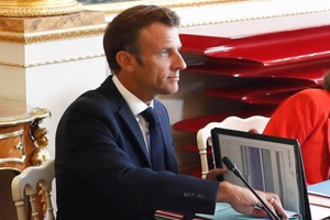 "Nous vivons la fin de l'abondance", lance Macron