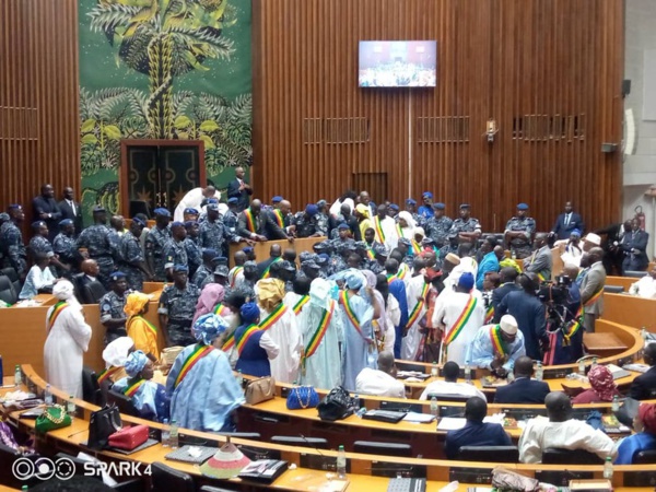 Installation chaotique du nouveau président de l’Assemblée nationale, la gendarmerie au cœur de l’hémicycle