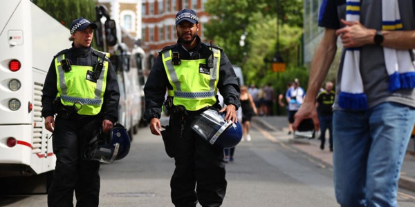 Deux policiers poignardés à Londres, le mobile terroriste écarté