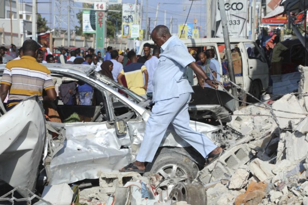 Mogadiscio: panique et horreur à la recherche des victimes du double attentat à la voiture piégée