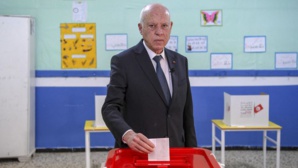 Le Président Kaïs Saied mettant son bulletin dans l'urne à son lieu de vote