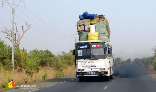 Un bus voyageurs-bagages sur la route de Tambacounda (Sénégal)