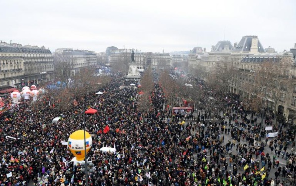 Retraites: des centaines de milliers de manifestants contre la réforme