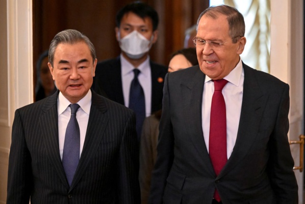 Serguei Lavrov (à droite) et Wang Yi à Moscou le 22 février 2023