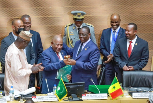 Macky Sall passant le flambeau au Comorien Azali Assoumani en présence de Moussa Faki Mahamat et d'Abiy Ahmed