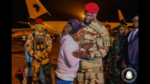 Le colonel Mamadi Doumbouya à l'accueil des Guinéens fuyant la Tunisie