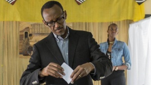 Le président Paul Kagame dans un bureau de vote un jour d'élection (illustration)