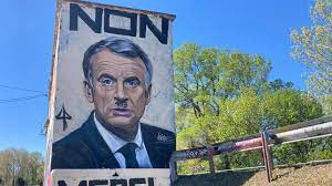 Une fresque représentant Macron en Hitler bientôt effacée à Avignon