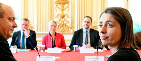 Laurent Berger (CFDT), Sophie Binet (CGT) et camarades en face de la première ministre Elisabeth Borne