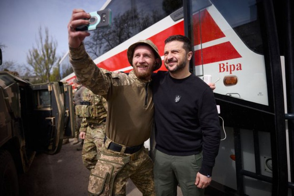 Guerre en Ukraine - Zelensky se rend à Avdiïvka, point chaud du front de l’est