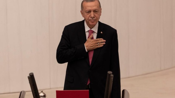 Erdogan entame son troisième mandat de président sous un déluge