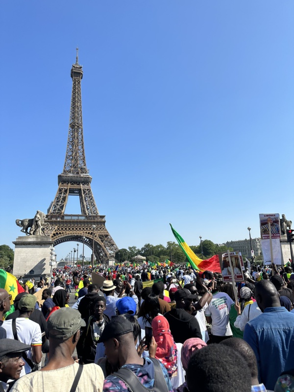 Manifestations devant la Tour Eiffel à Paris