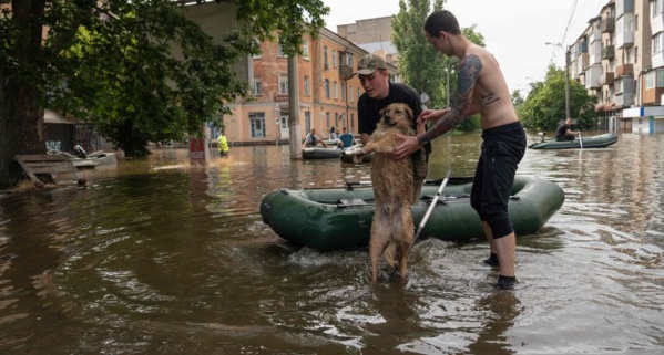 Barrage détruit en Ukraine: 600 km2 inondés, Zelensky en visite à Kherson