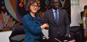 Keiko Miwa, directrice des opérations de la BM au Sénégal, et Moustapha Bâ, le ministre des Finances et du Budget