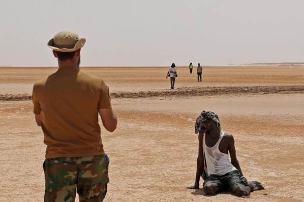 A bout de force, des migrants africains errent dans le désert entre Tunisie et Libye