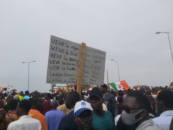 Niger - Manifestation monstre devant la zone aéroportuaire de Niamey pour exiger le départ des armées françaises