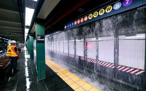 New York - Inondation spectaculaire de la station métro de Times Square