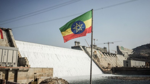 Le drapeau éthiopien flotte sur le barrage