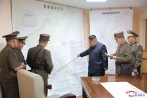 Kim Jong Un au poste de commandement d’entraînements de l’état-major général (KCNA)