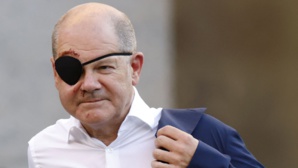 Olaf le pirate: le chancelier allemand se présente avec un cache-oeil après sa chute