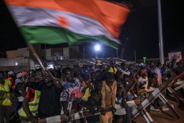 A Niamey, résonne "à bas la France" jusqu'au bout de la nuit