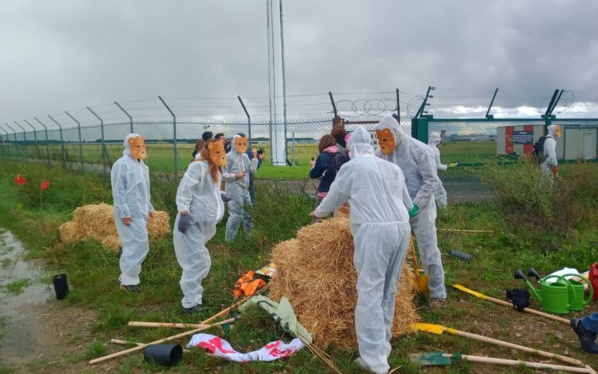 Des militants d’Attac et d’Extinction Rebellion s'introduisent à l'aéroport du Bourget pour y planter des arbres