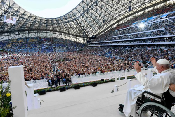 « Bonjour Marseille, bonjour la France! »: le Vélodrome cathédrale d'un jour du pape François