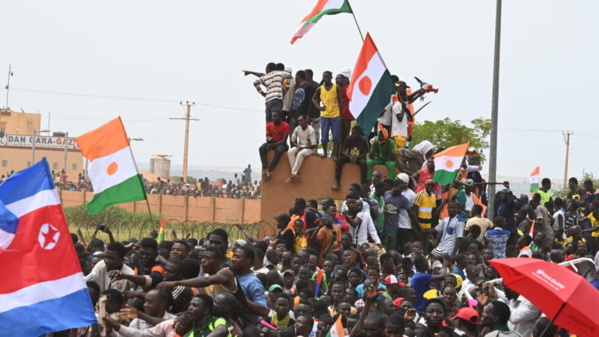 Une manifestation devant la base militaire française de Niamey