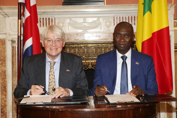 Andrew Mitchell (g) et Ismaïla Madior Fall