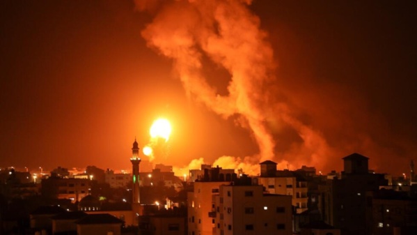 Israël lance "l'enfer sur terre" : combats au sol et bombardements massifs dans Gaza coupé du monde