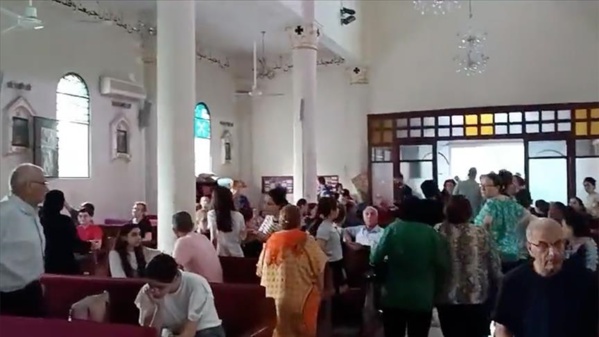 Les bombardements israéliens pendant la messe à l'église catholique de Gaza ont suscité la peur parmi les fidèles