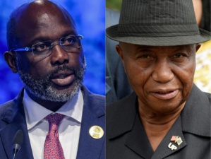 George Weah (g) et son successeur Joseph Boakai, nouveau président du Liberia.