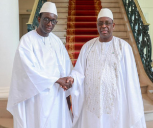 Le candidat Amadou Ba (g) et son parrain Macky Sall, un duo á mille équations pour la présidentielle de février 2024