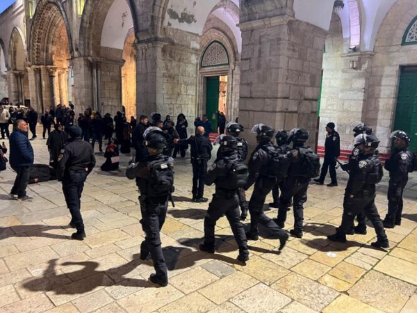 La police israélienne agresse des Palestiniens et les empêche de prier à Al-Aqsa