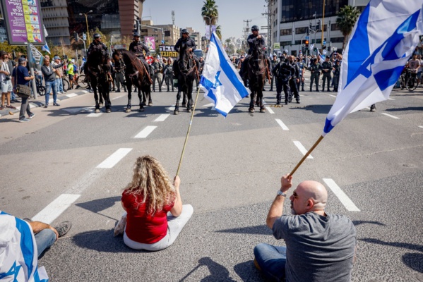 Israël: Des manifestants bloquent une rue à Tel Aviv en signe de protestation contre le gouvernement