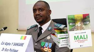 Mali: le colonel Alpha Yaya Sangaré, auteur d'un livre critique sur l'armée, arrêté