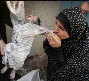 Gaza. Une femme qui a perdu son enfant après des bombardements israéliens. (image d'illustration)