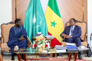 L'ancien président Macky Sall recevant son successeur Bassirou Diomaye Faye avant de quitter le pouvoir